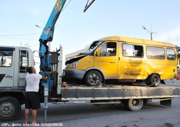 В Нальчике «маршрутка» врезалась во внедорожник и перевернулась
